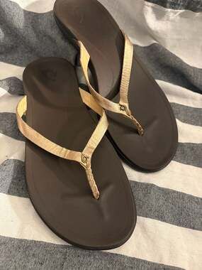 OluKai Women's Ho'opio Leather Sandals in Bubbly/Dark Java